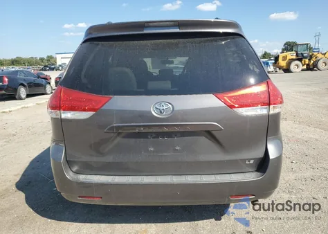 2014 Toyota Sienna Le z USA, uszkodzony, nr VIN 5TDKK3DC2ES471015